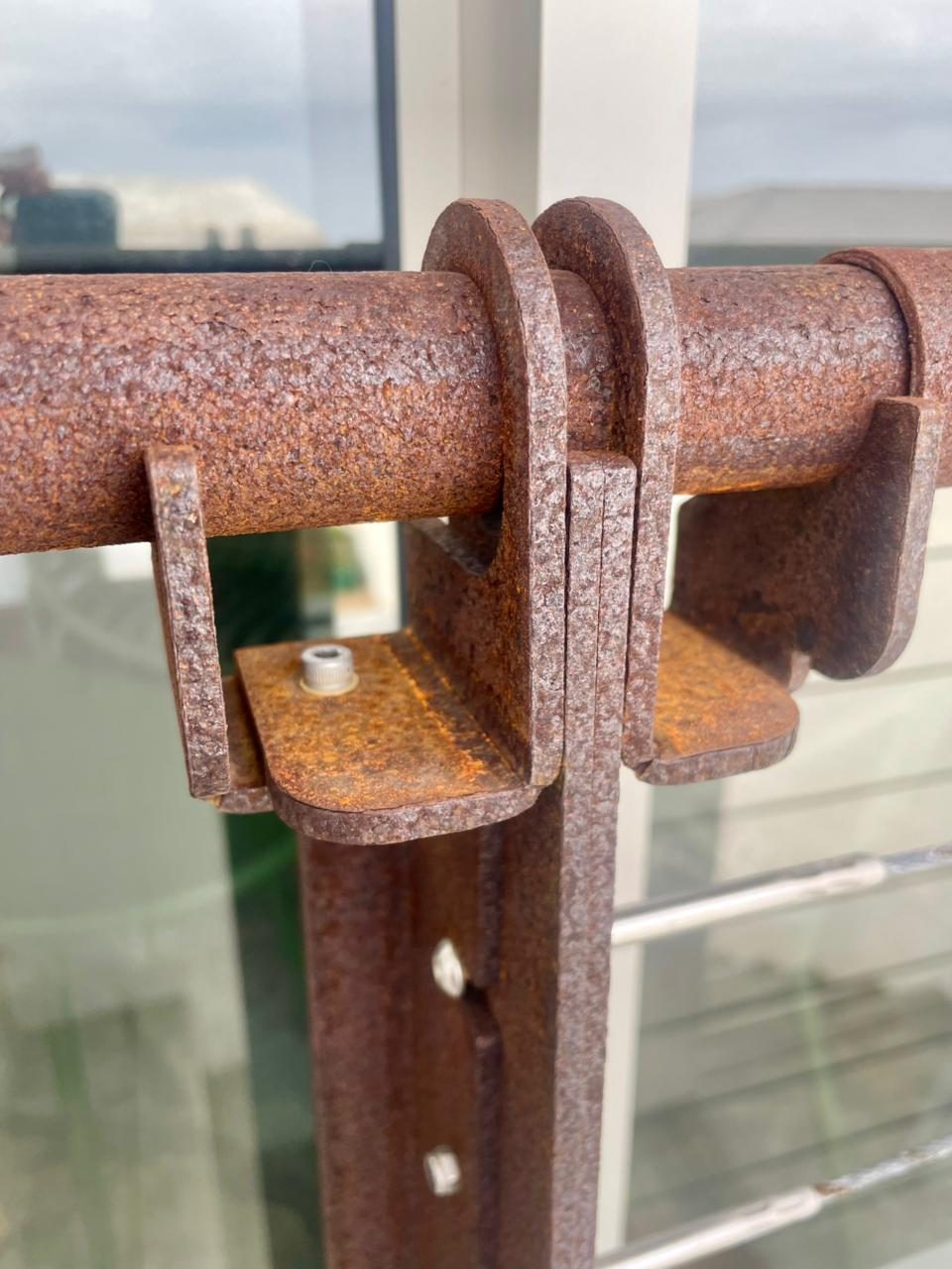 Folded plate balustrade — junction of folded plate and round tube handrail