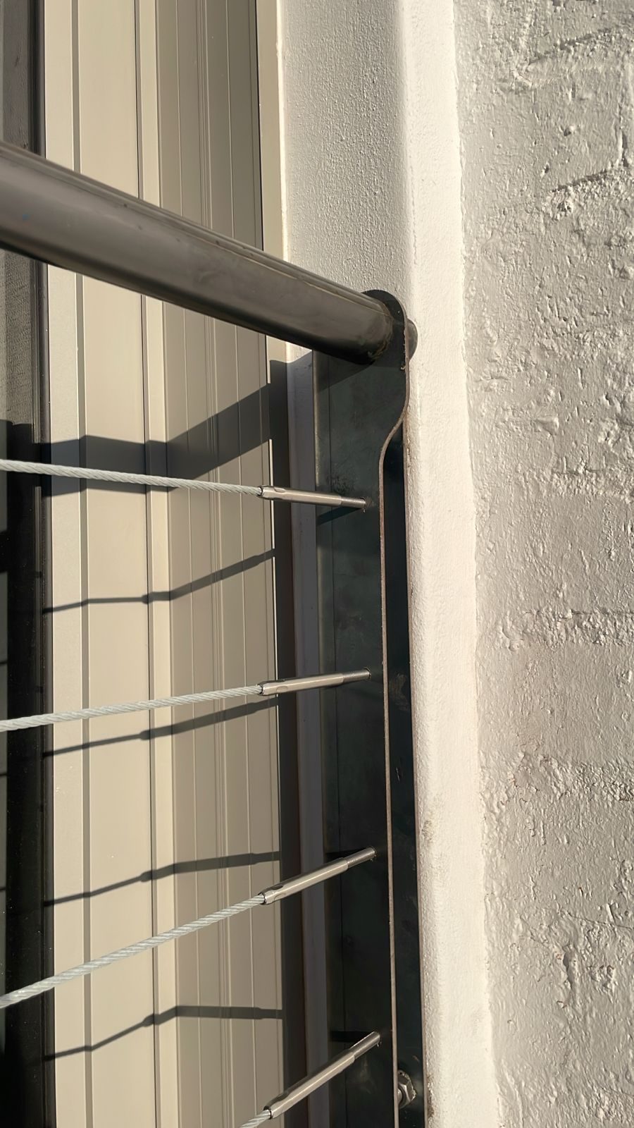 Folded plate balustrade — interior run with horizontal rod