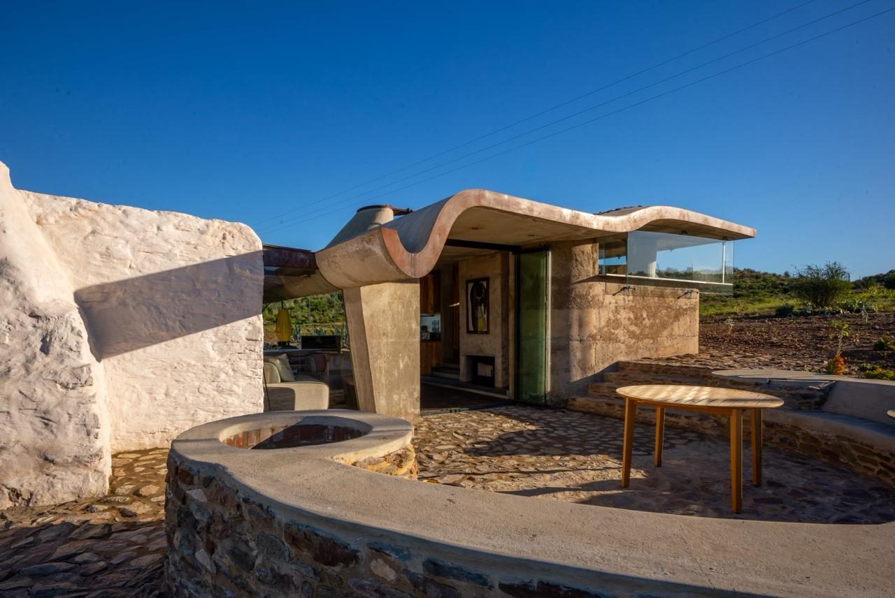 Skaapwagtershuisie — terrace, curved stone wall, outdoor table